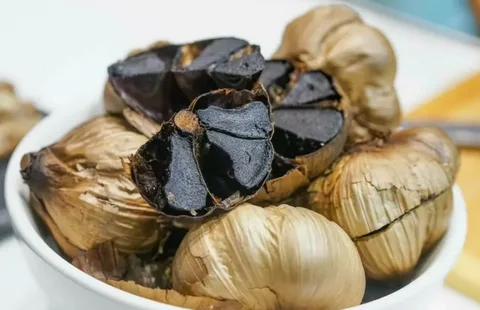 سیر سیاه رشت بدون افزودنی شیمیایی و کاملاً طبیعی